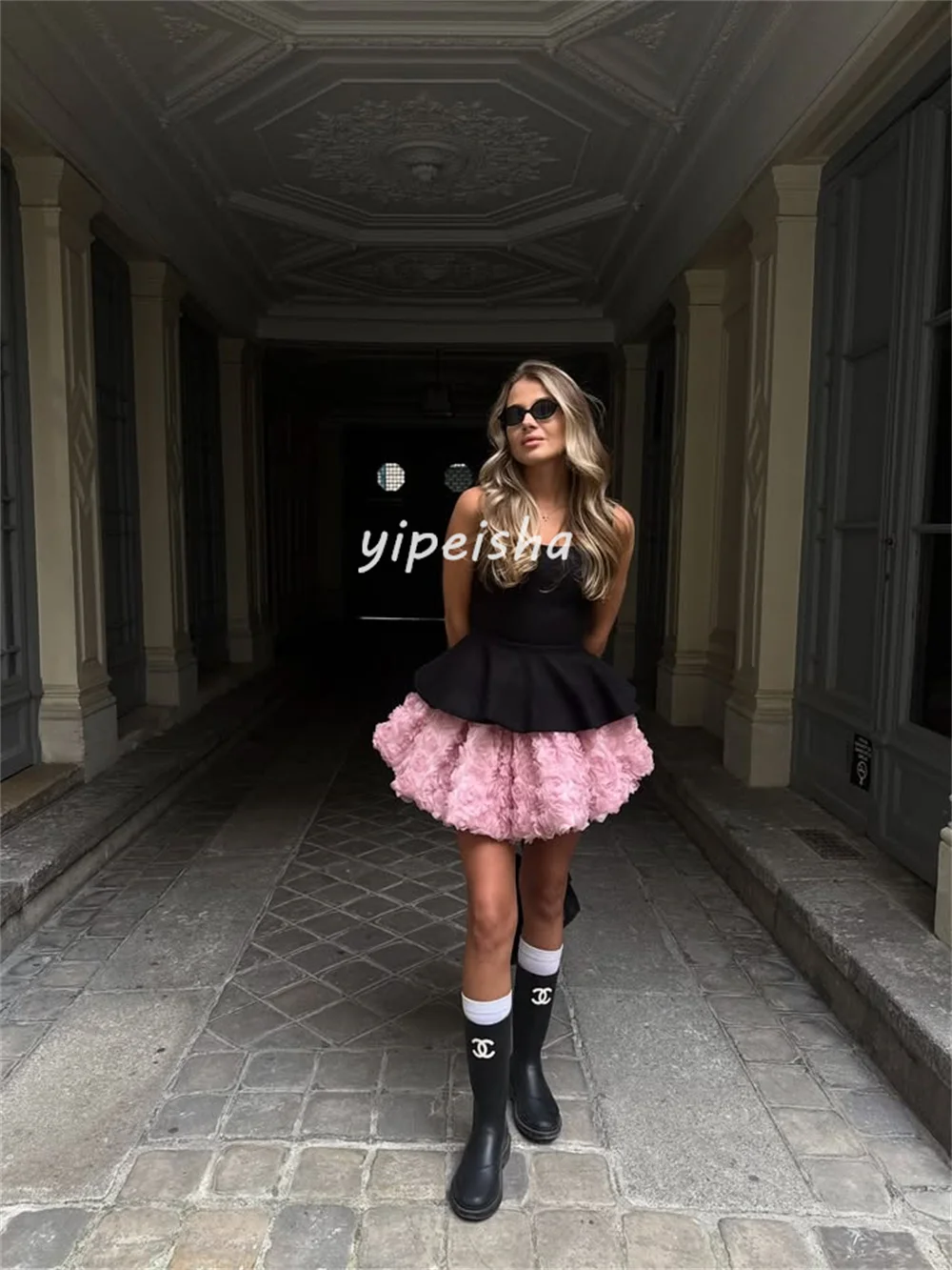 ชุดเดรสสั้นทรงเอแบบไร้สาย แต่งระบายจีบดอกไม้ ผ้าเจอร์ซีย์แฟชั่นสั่งตัดได้ มีหลายขนาดให้เลือกสำหรับงานเลี้ยงกลางคืนและงานพิธีการ