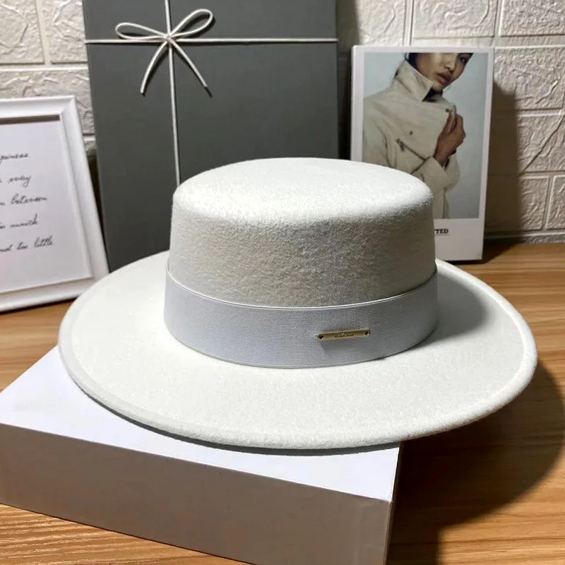 A fashionable simple versatile and artistic flat-topped hat for women's outdoor outings to show off their faces