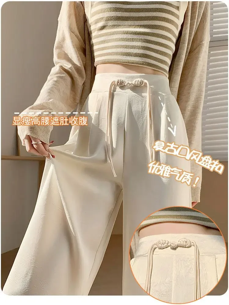 Met een slanke taille en een rechte pijpen voor een casual satijnen jacquard broek met wijde pijpen in Chinese stijl met knoopsluiting voor dames