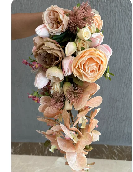 

Держи кветы, капающие цветы, винтажные картины маслом, держащие цветы в саду.