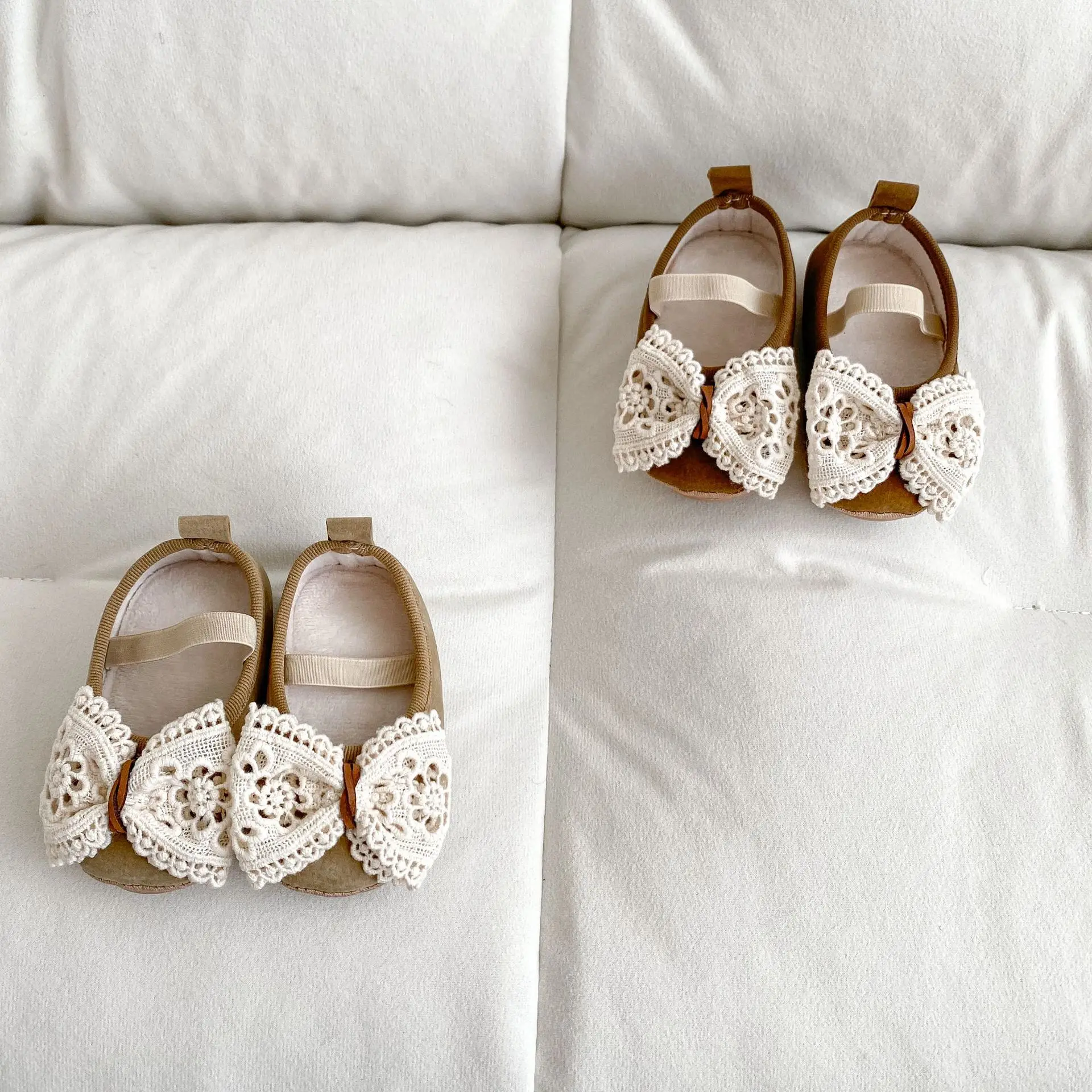 ​ ​ أحذية شتوية لعام 2025 للفتيات الصغيرات مشوا لأول مرة بتصميم فيونكة كبيرة أحذية مبطنة من الجلد الصناعي نعل ناعم مانع للانزلاق 0-18 شهرًا