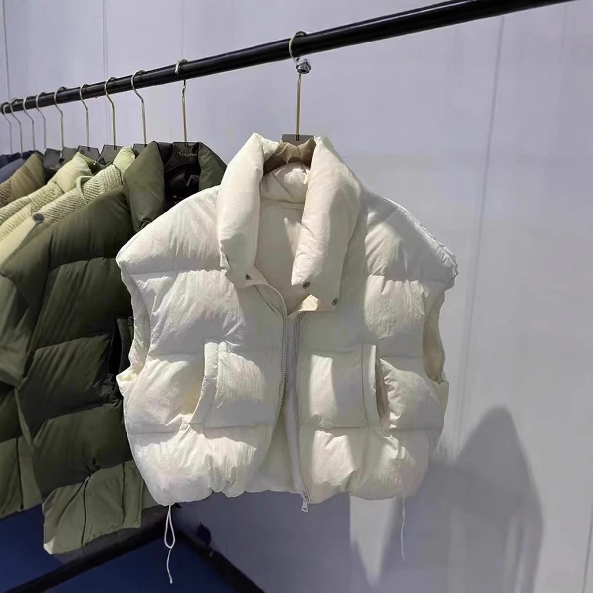 Jesienno-zimowa nowa kamizelka puchowa damska, krótka, ocieplana, ciepła, modna, uniwersalna, bez rękawów, z kołnierzykiem stójką, płaszcz bawełniany.