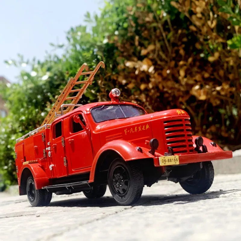 Coche de bomberos jiefang de Metal, modelo de aleación, tanque de agua retro extraíble, camión de bomberos, juguetes con sonido y luz para niños, alta calidad