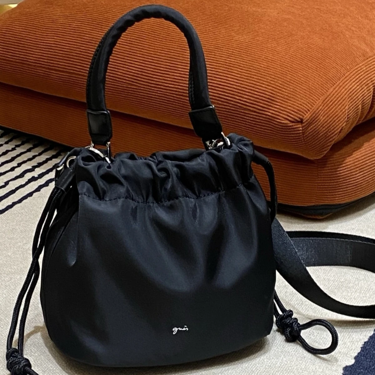 حقيبة دلو من النايلون ذات سعة كبيرة، تصميم أنيق ومقاوم للماء وخفيف الوزن للتنقل اليومي وحقيبة كروس كاجوال #1