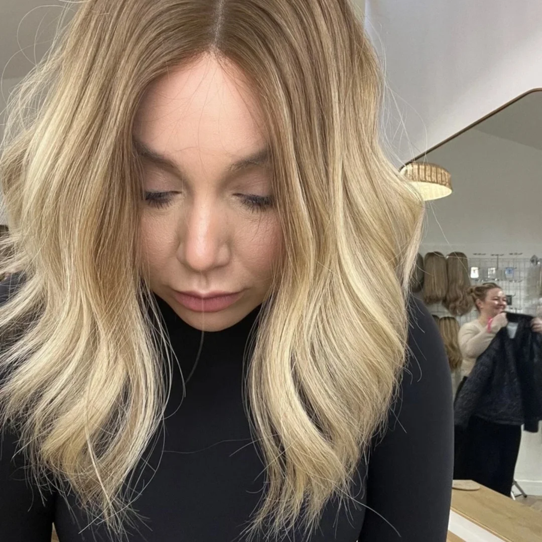Easy Maintenance 18 Inches Body Wave Wig Ombre Light Blonde Wig 13*4 HD Invisible Synthetic Lace Front Wig for Beginner Friendly
