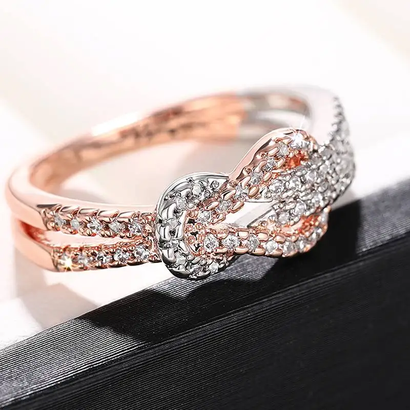 Huitan Knot Design Zweifarbiger Ring für Frauen, Hochzeit, Party, exquisit, eingelegt, glänzend, CZ, tägliches weibliches Finger-Zubehör, ausgefallener Schmuck