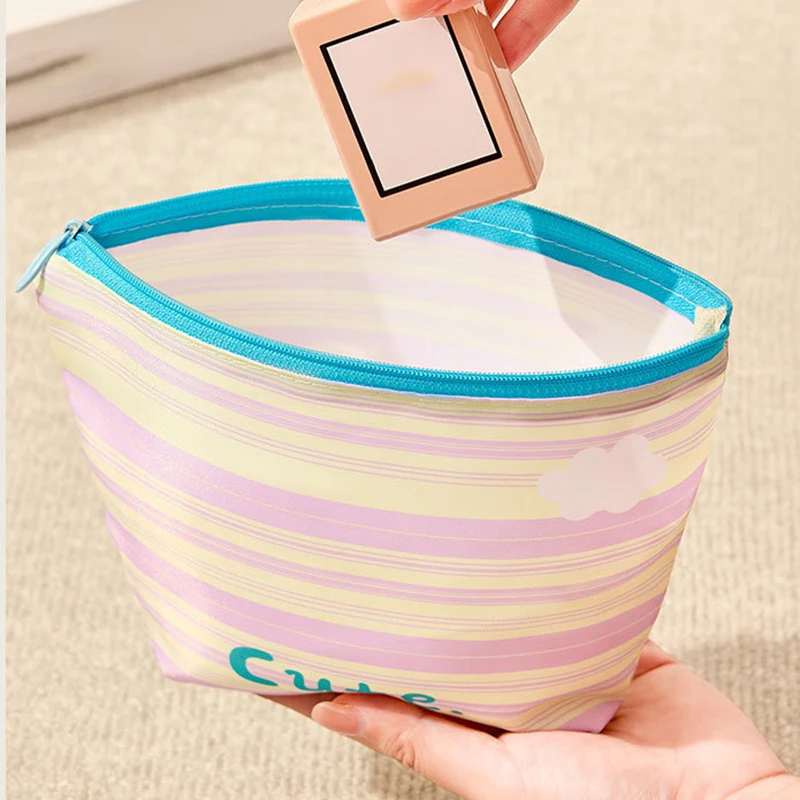 حقيبة مكياج مخططة للنساء للسفر منظم مستحضرات التجميل حقيبة أدوات الزينة ذات سعة كبيرة مع حقيبة بسحاب للمواد الصحية وأدوات الزينة