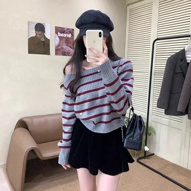 

Серый полосатый свитер с диагональными плечами для женщин, осенний новый корейский модный универсальный контрастный вязаный пуловер с ленивым темпераментом