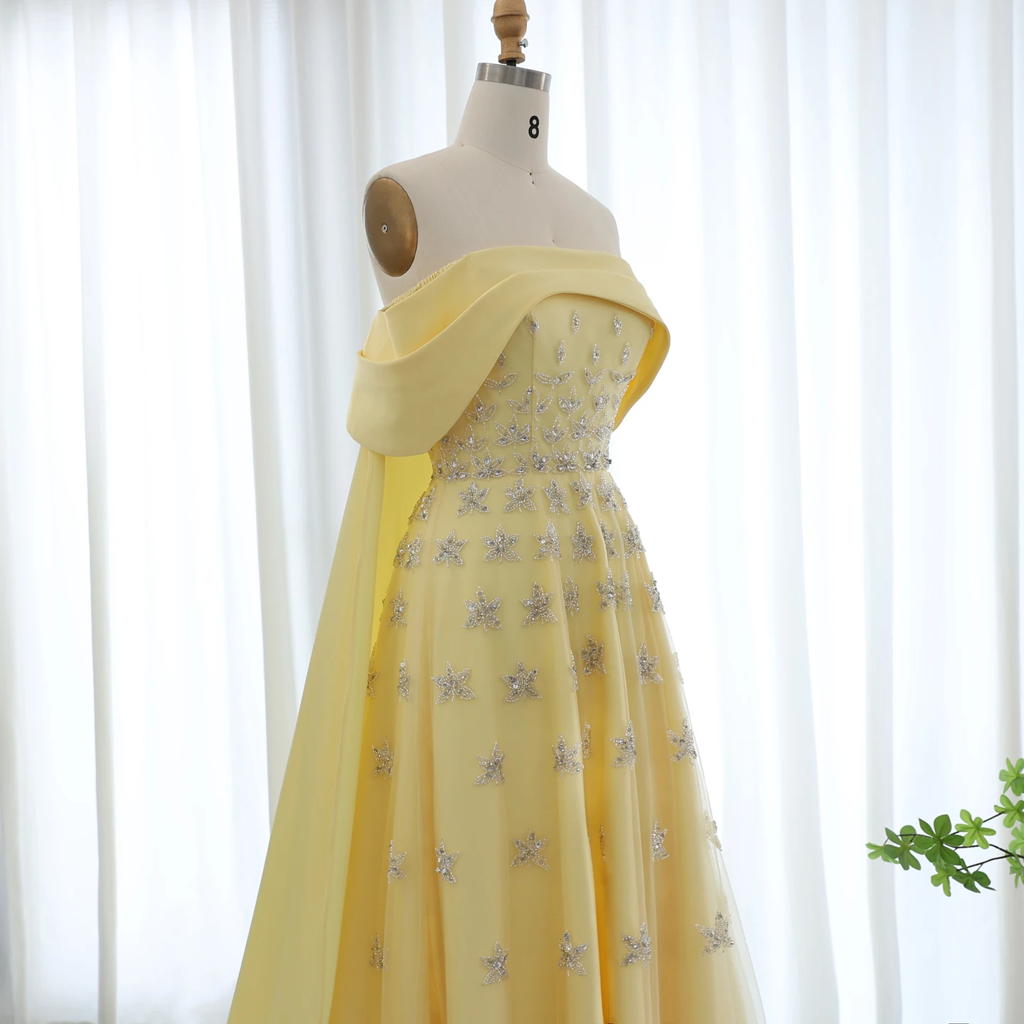 Sharon Said Luxuriöses gelbes Satin-Abendkleid aus Dubai mit Cape, schulterfrei, für arabische Frauen, Hochzeitsfeierkleider SS455, maßgeschneidert – Detail 11