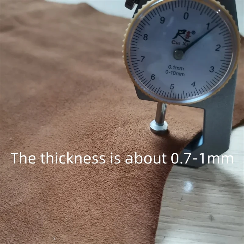 1 mm braunes schwarzes Schaf-Wildleder. Oberleder. Echtlederstoff. Handgefertigtes DIY für Kleidung im Inneren. Paketkante. Ganzes Schaffell – Detail 26