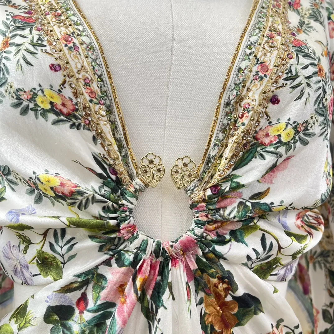 Weißes, langärmliges, knöchel langes Kleid mit Blumen druck