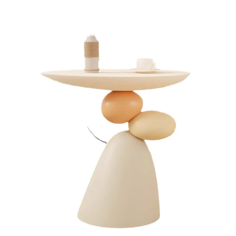 

Камень для бега, напольное украшение в гостиной, диван кремового ветра рядом с несколькими журнальными столиками, высококачественные украшения для домашнего хранения.