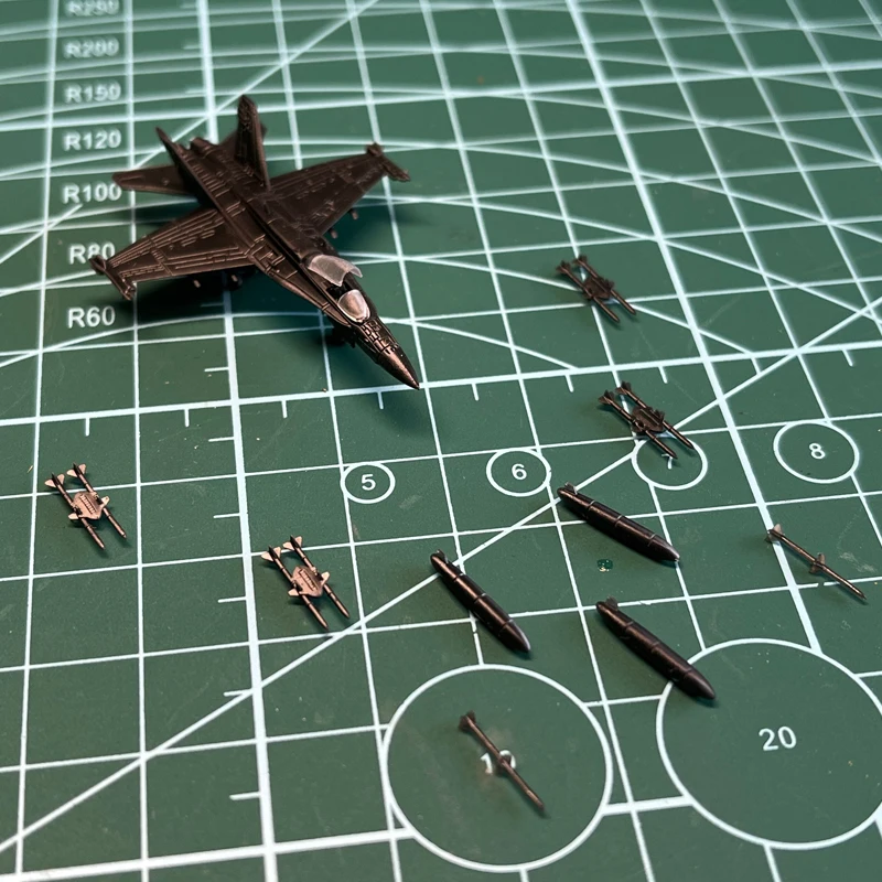 

Набор из 1 шт. (1/350) Модель палубного истребителя F-18C Hornet с открытыми/складными крыльями, 3D-печатная модель боевого самолета, неокрашенные детали из смолы для сборки