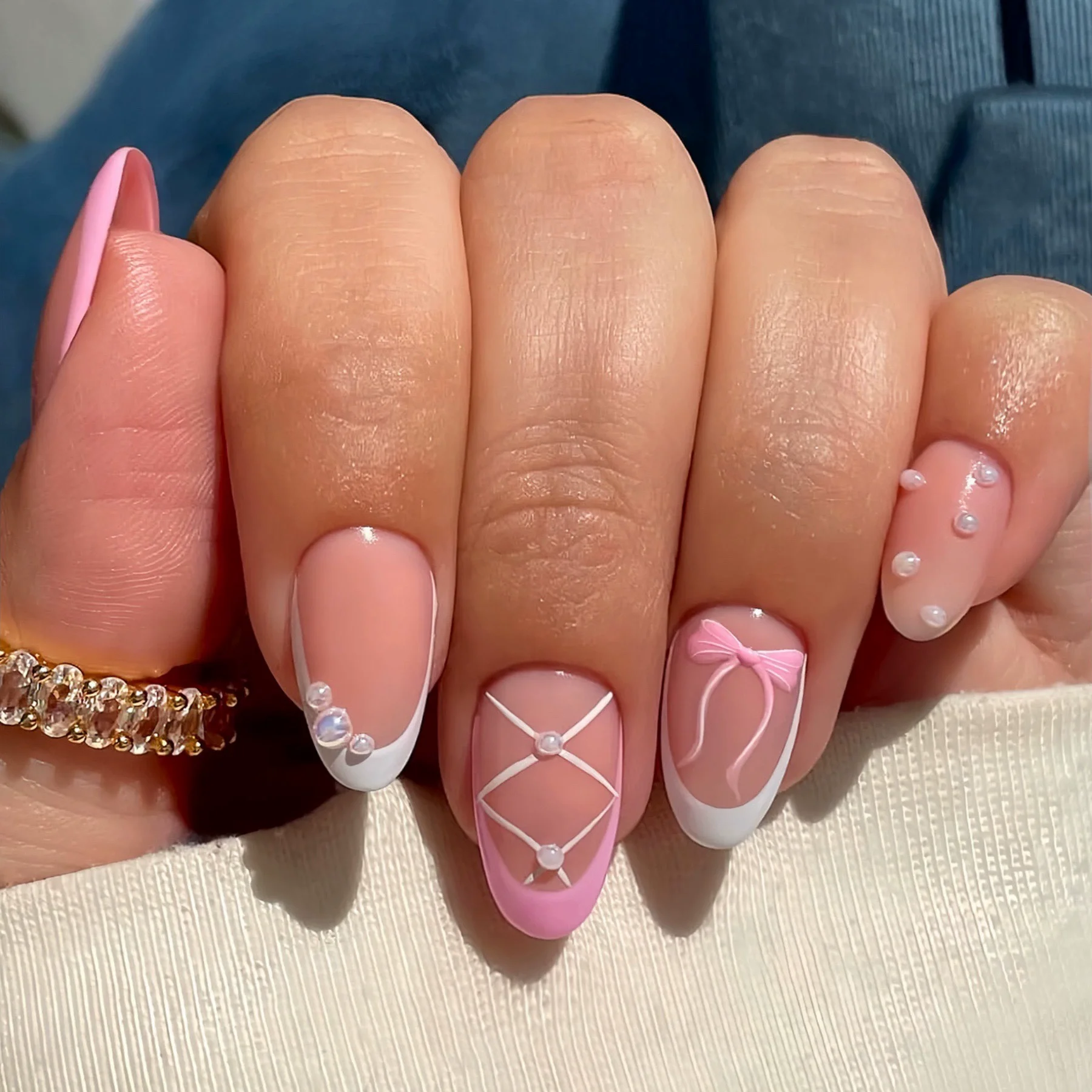 24 pièces faux ongles ovales courts rose doux belle fleur 3D amande ongles ensemble couverture complète petite perle Design mode portable ongles