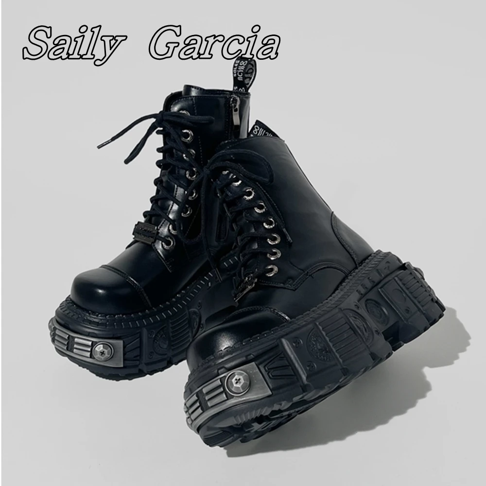 Stivali da moto corti da donna con lacci con plateau nero opaco 2024 nuove scarpe in stile Punk in microfibra stivali con decorazione in metallo con