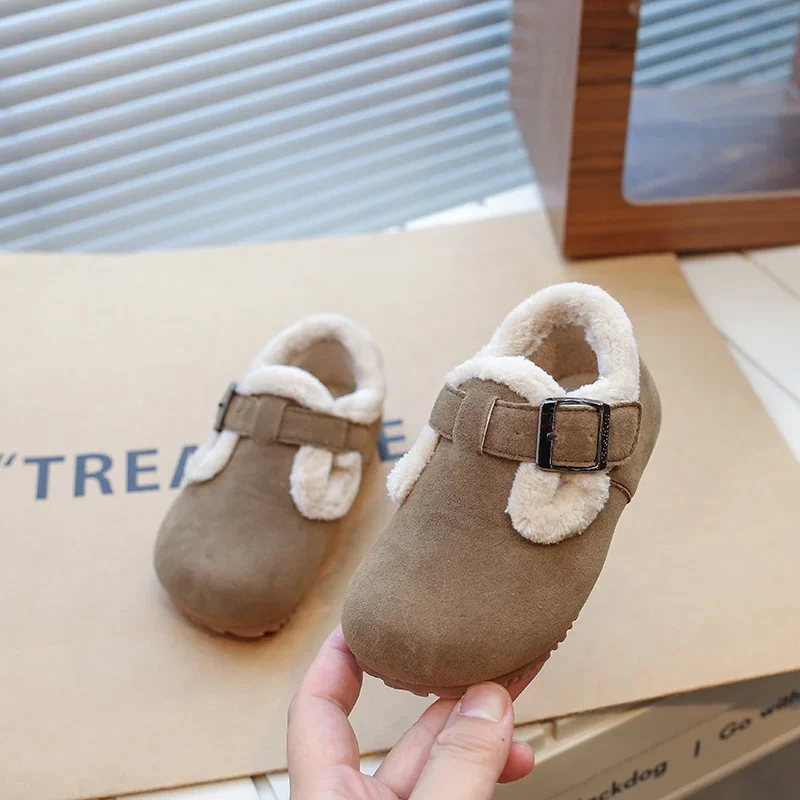 Sepatu bot Suede musim dingin untuk anak-anak, sepatu bot rumah boneka bahan Suede, sepatu musim dingin 2024, sepatu kasual motif gesper logam untuk anak-anak