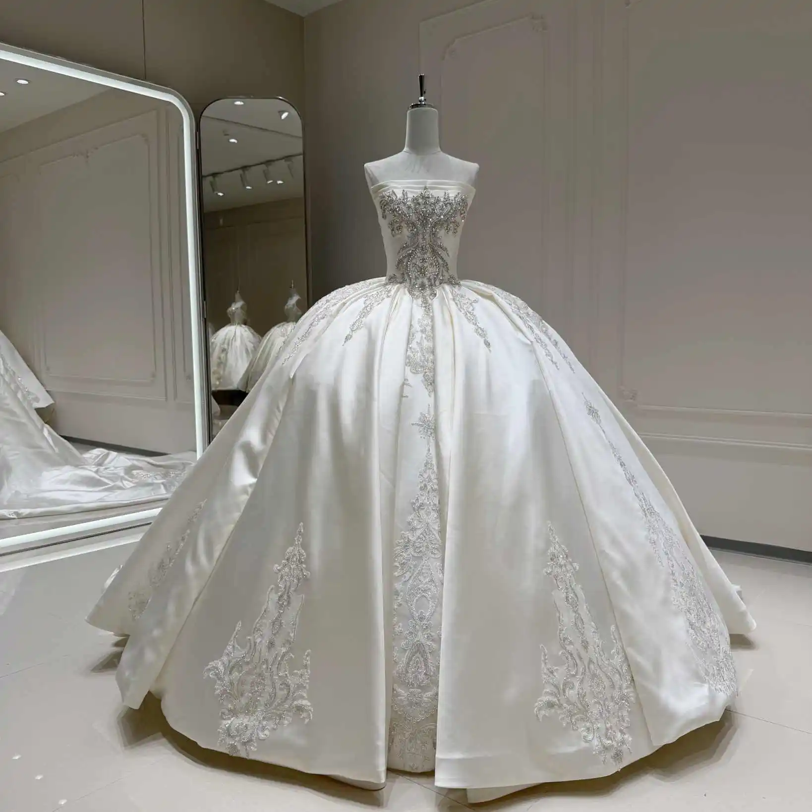 Gorgeous Handmade Satin Bridal Dress Strapless Cut Crystal Beading Ballgown Gown For Luxury Marriage Banquet Customized