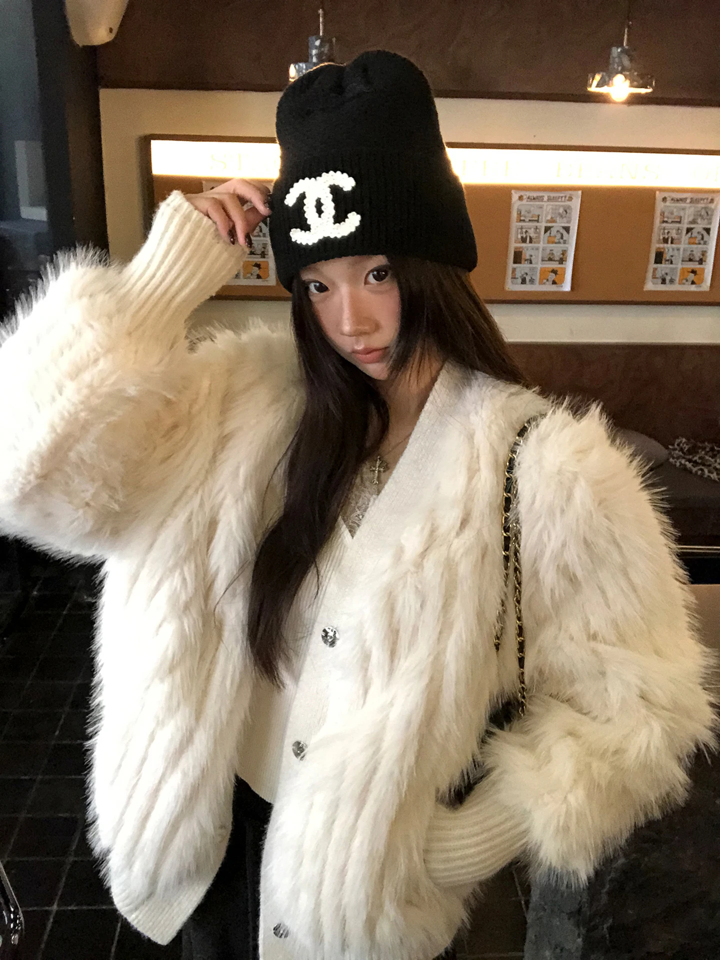 سترة قطنية دافئة فضفاضة للنساء من ريد سيليبريتي ستوديو، معطف فرو أبيض جديد لخريف وشتاء 2023، بأكمام طويلة وياقة على شكل V بأس...