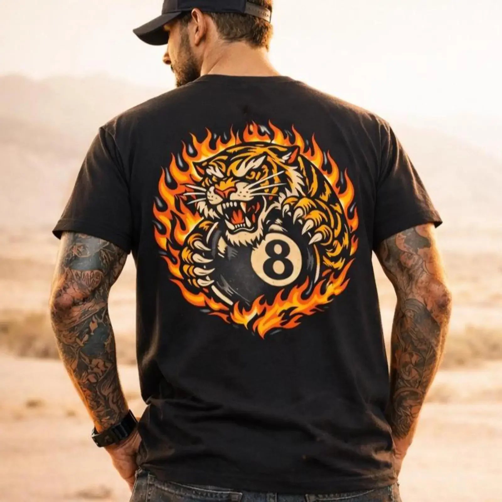 Flaming Tiger 8 Ball T-Shirt, Retro-Billard, Vintage-Tattoo-Stil, Vintage-Waschung, stilvolles Streetwear, bequemes Grafikdesign.