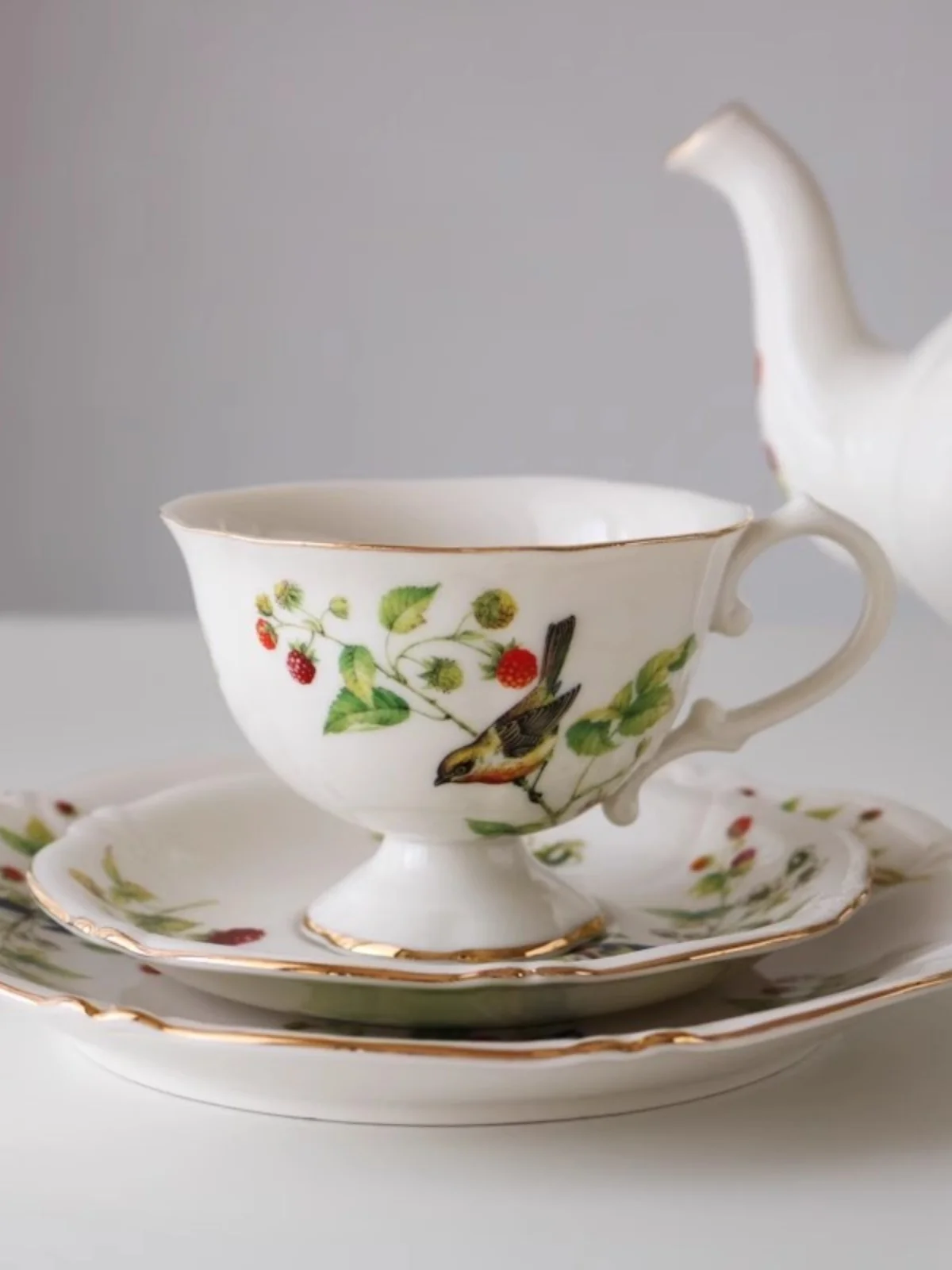 

Exporting European ceramics, English style magnolia petal shaped bird berry dinner plate, coffee cup plate, tea pot set