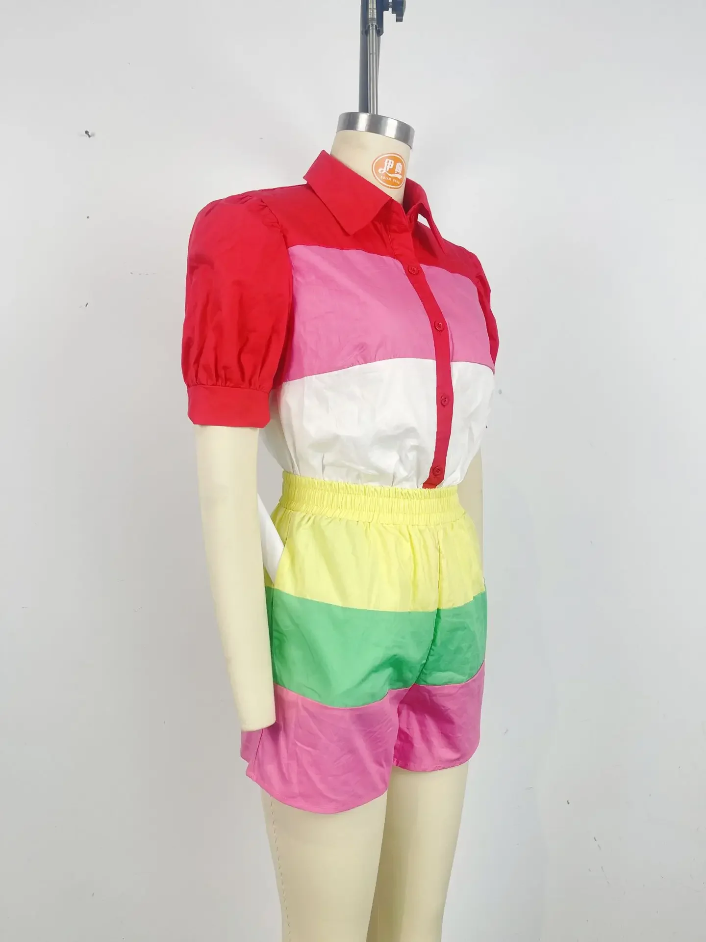 Conjunto de dos piezas para mujer, camisa de manga corta a rayas de colores mezclados y pantalones cortos, chándal para playa y calle, verano, 2024