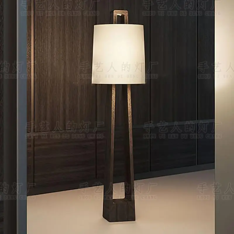 Divano del soggiorno postmoderno di lusso leggero accanto alle lampade italiane, camera da letto, villa, lampada da terra creativa