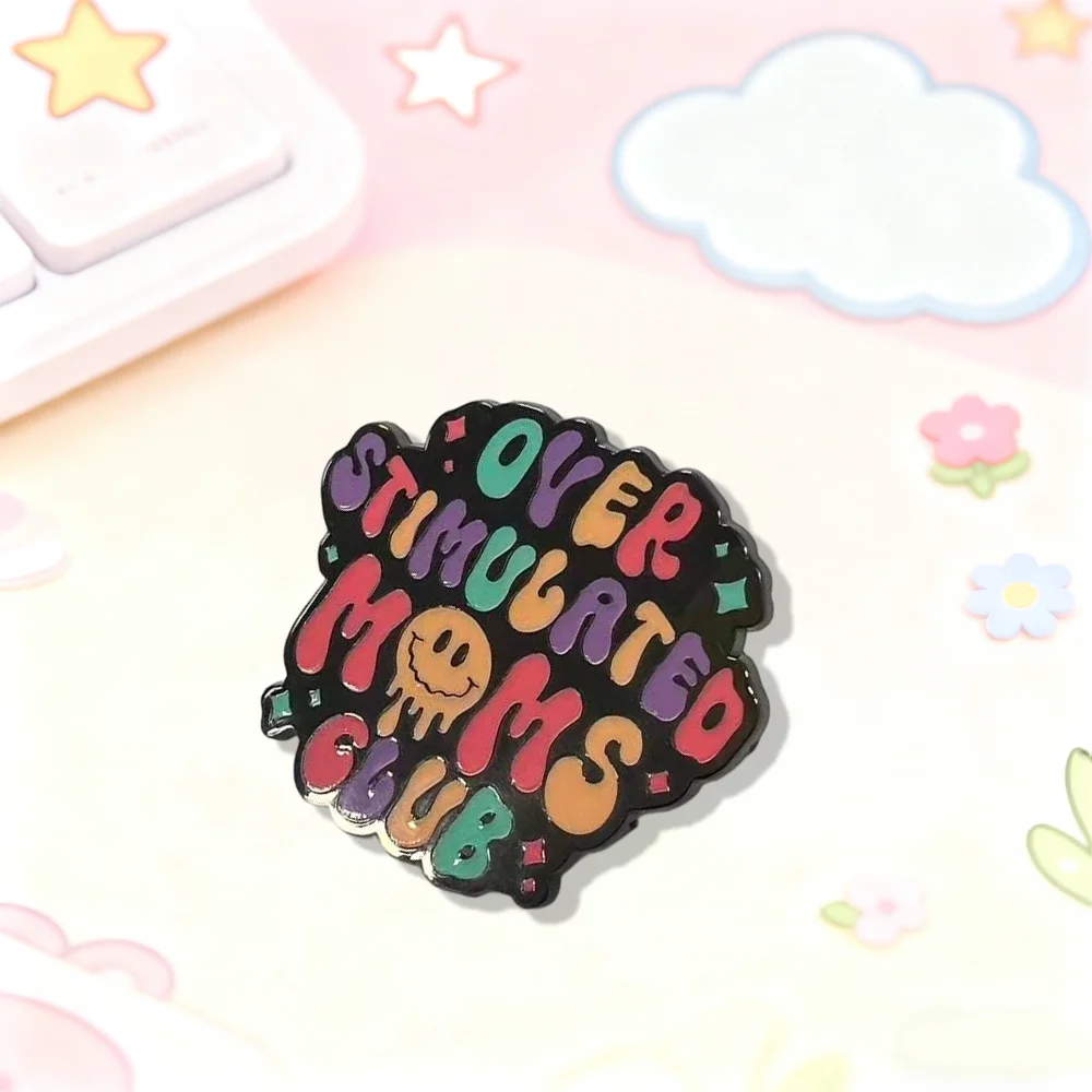 �Over Stimulated Moms Club“-Brosche, kreativer, farbiger Buchstaben-Emaille-Anstecker, humorvolles Muttertagsgeschenk, Abzeichen, Accessoires für Taschen und Feiertage. – Detail 6