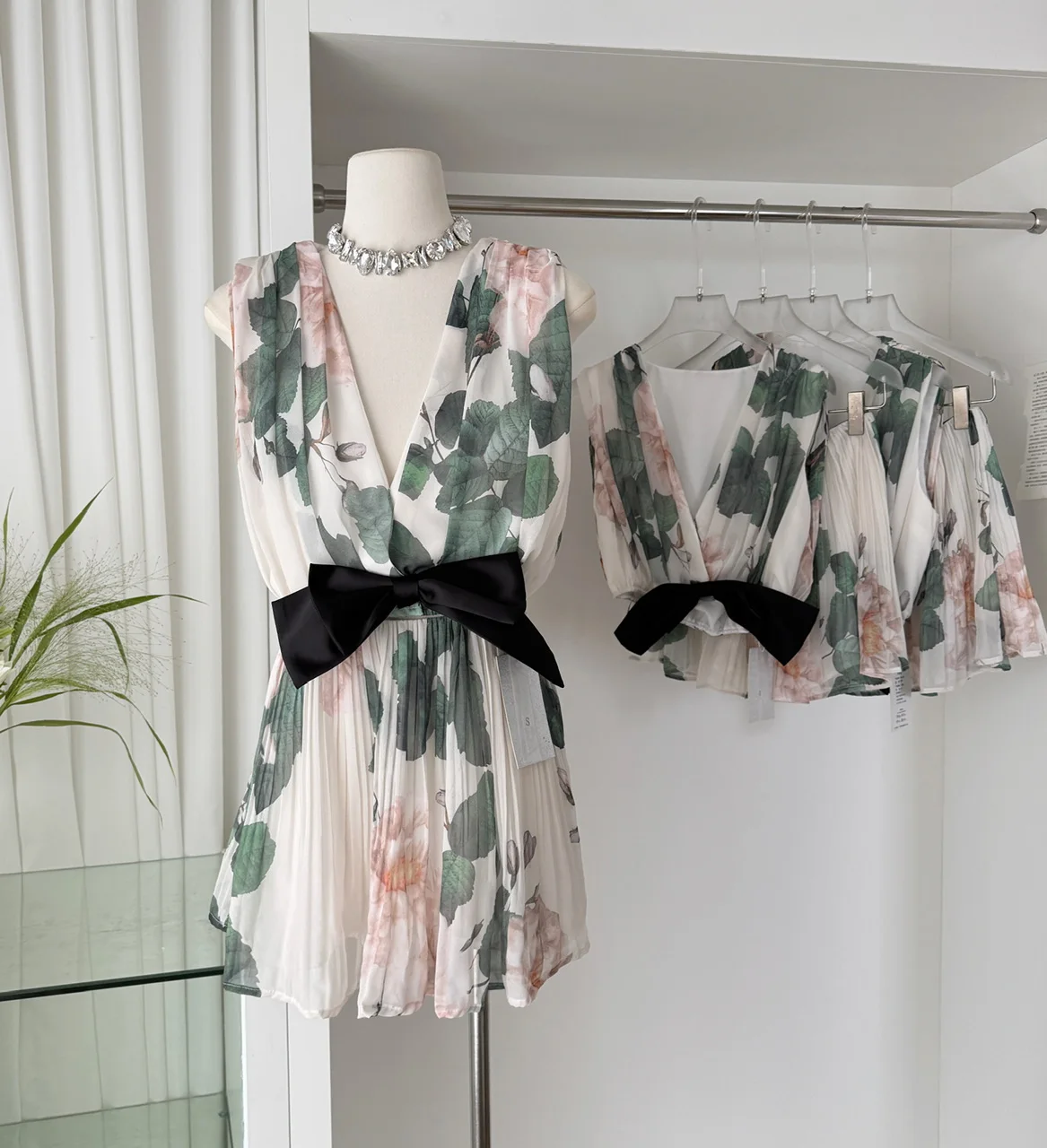 

Fashion Flowers Printed Chiffon 2 Piece Set Women Outfits Summer V-neck Sleeveless Bowknot Crop Top + Shorts Sets