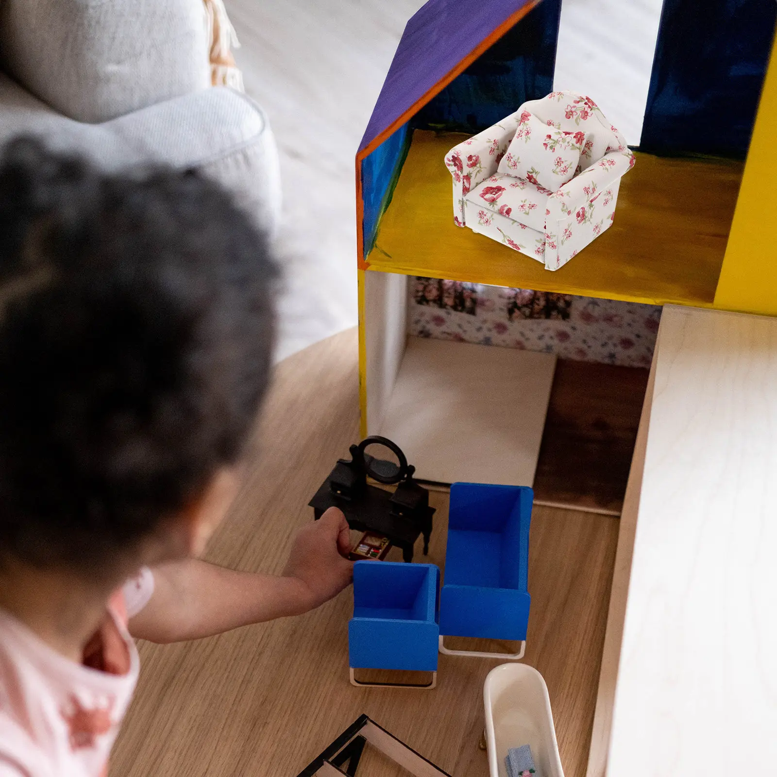 

1 шт. Миниатюрный деревянный диван в современном стиле, прочная мини-мебель для кукольного домика, декоративное мини-кресло с принтом для гостиной, кукольный домик