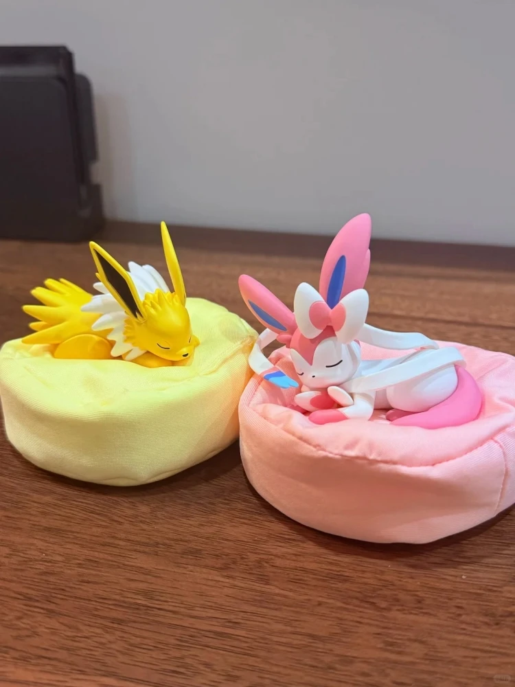 Auf Lager Pokemon Eevee Schlafpositionen-Serie Blind Box Sylveon Umbreon Flareon Jolteon Anime Desktop-Dekoration Modellfigur