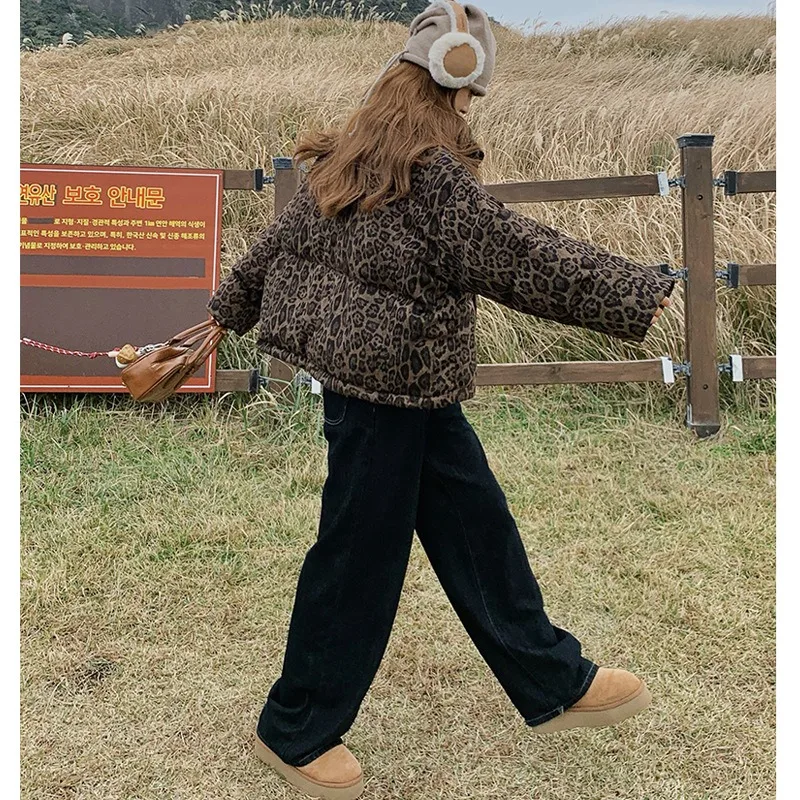 سترة قطن قصيرة بطبعة الفهد الرجعية للنساء في شتاء 2025 سترات باركاس ذات ياقة واقفة على الطراز الأمريكي الجديد