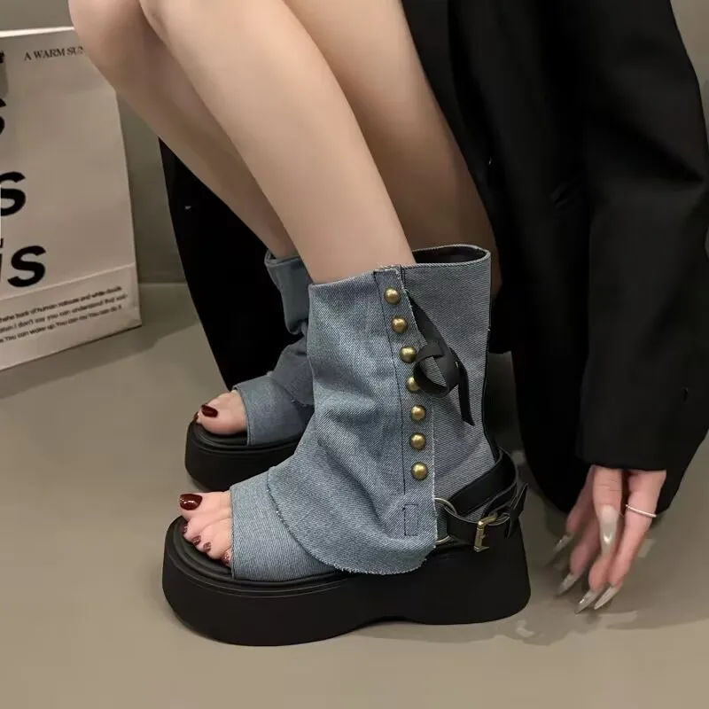 

Новые летние джинсовые ботинки с заклепками и открытым носком, крутые римские ботинки, брюки из губки на толстой подошве, ботинки, модная женская обувь в готическом стиле, сандалии на платформе