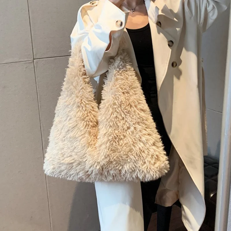 

Spacious Leather Messenger Bag For Ladies From Luxury Brand - Famous Designer Popular Classic Shoulder Handbag