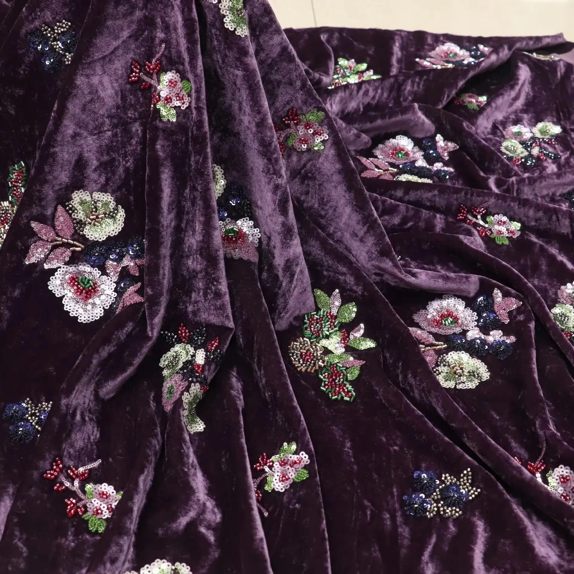 紫緑の花柄ビーズチューブ刺繍金糸織り金スパンコールベルベット縫製チャイナドレス秋の縫製用生地