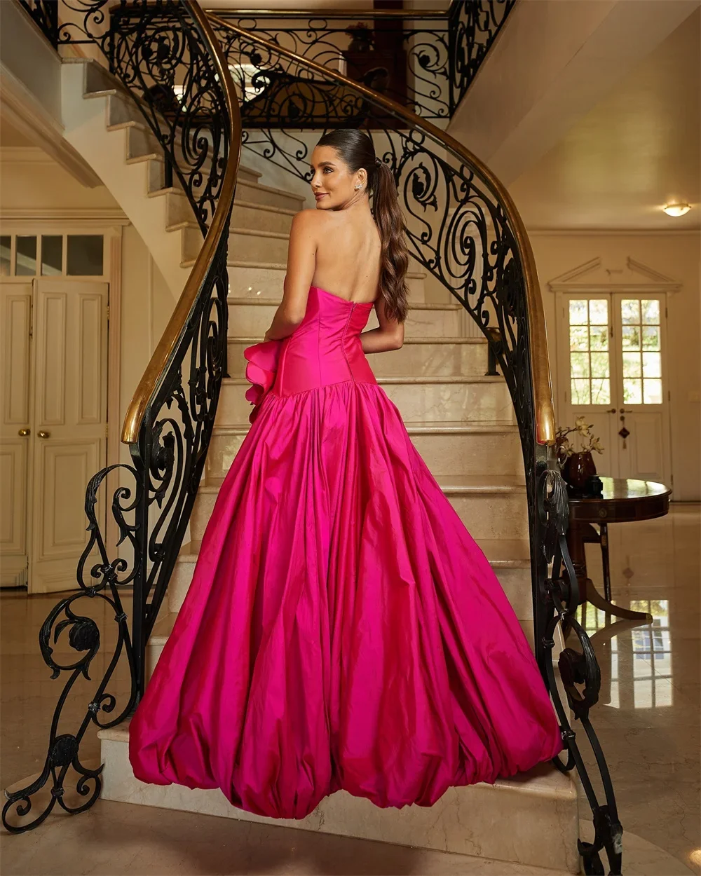 ชุดราตรีสีชมพูแบบไม่มีสาย ประดับดอกไม้ 3 มิติ ทรงเมอร์เมด ยาวกรอมพื้น แบบจีบ ไม่มีแขน