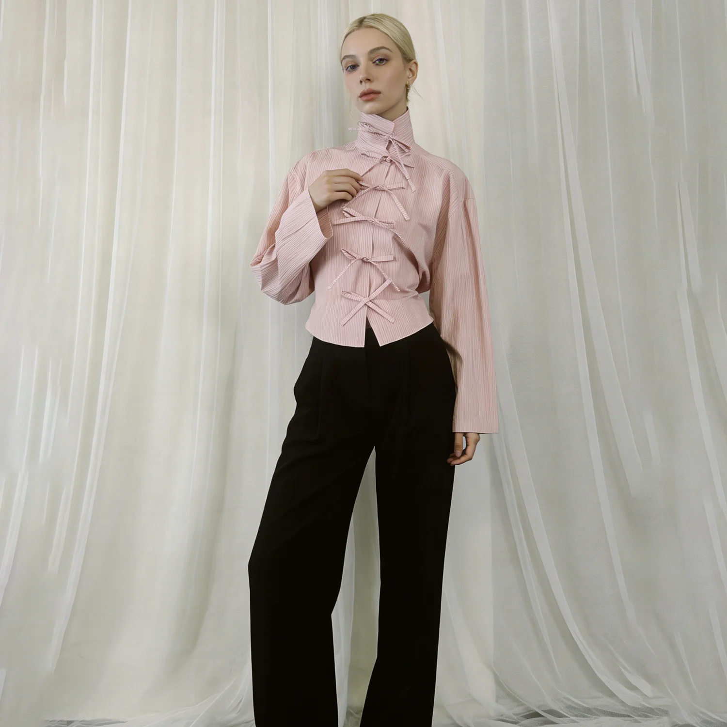 

Полосатая рубашка LIMO 2026. Особенностью — уникальный воротник-стойка с бантом, выгодно подчеркивающая талию, и свободные рукава для любого случая.