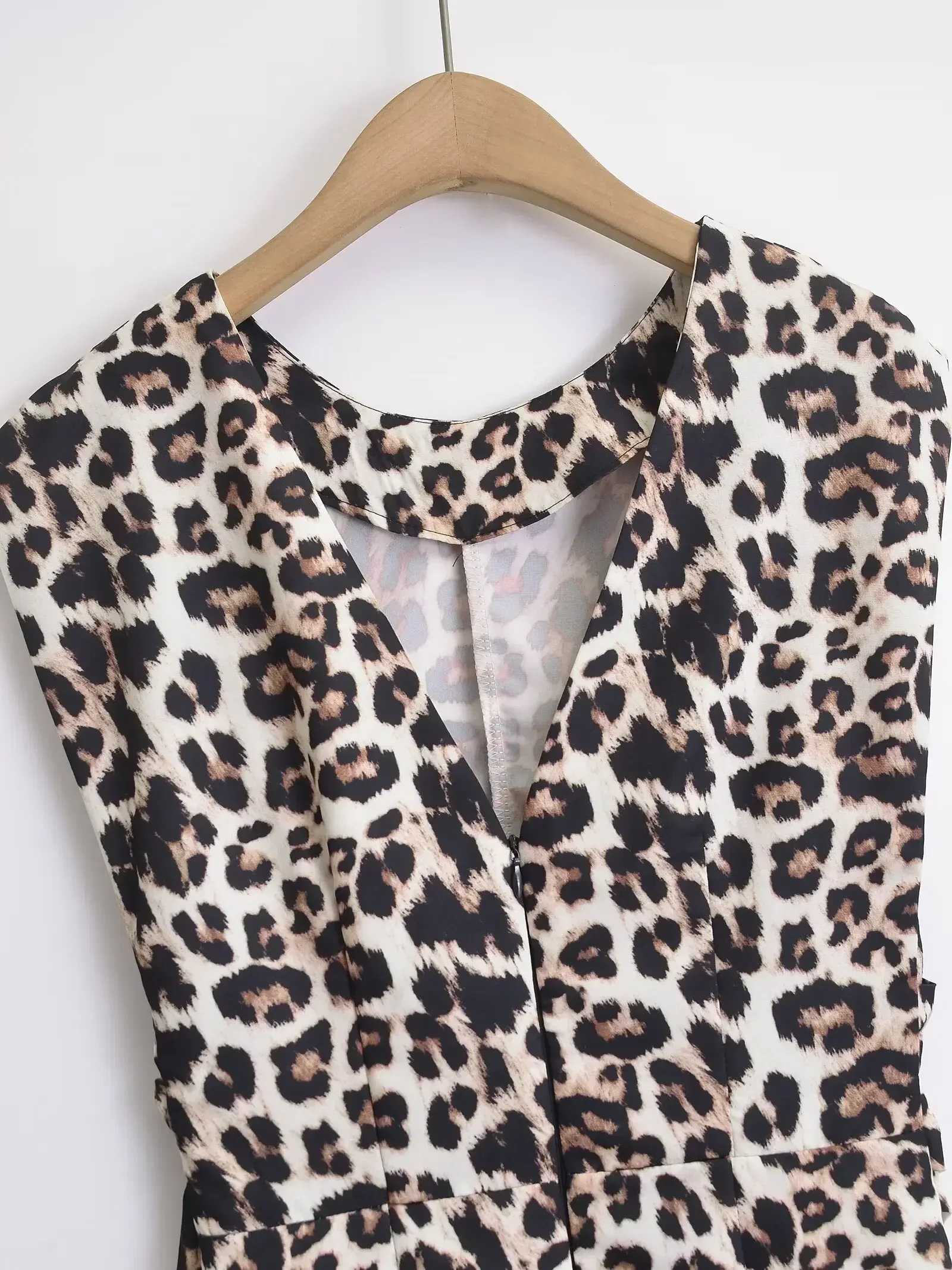 فستان نسائي متوسط الطول مطبوع عليه حيوان مطوي ، تصميم برقبة حرف V ، نحيل ، مطوي ، مخطط ، كلاسيكي ، بلا أكمام ، موضة جديدة ،