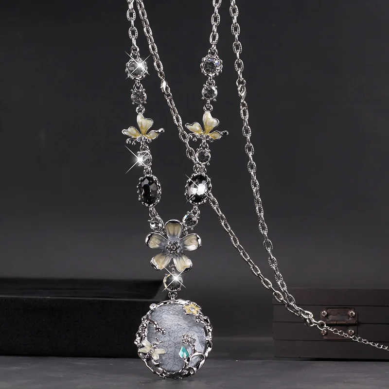 

A long sweater chain style, suitable for autumn and winter, a versatile and elegant crystal princess necklace pendant