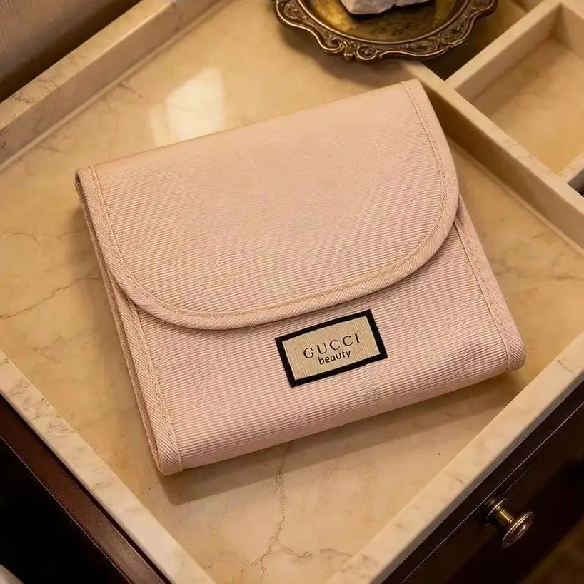 bolsa-de-cosmeticos-gucci-rosa-suave-con-cierre-magnetico-estilo-sobre-bolsa-de-almacenamiento-de-maquillaje-de-nailon-con-etiqueta-decorativa-de-lujo-para-viajes-o-belleza