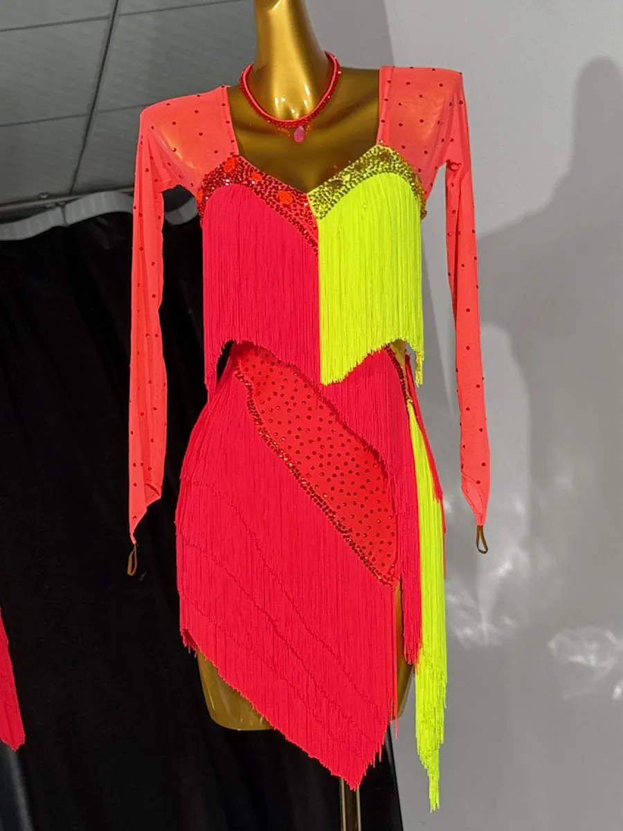 Vestido de competição de dança latina personalizado projetado para salsa rumba cha cha com ajuste sob medida e saia fluida