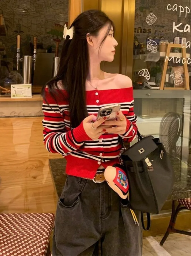 Camiseta corta de punto con hombros descubiertos para mujer, prenda de punto Sexy de estilo coreano, prendas de punto de rayas rojas, manga larga, hombros abiertos, 2025