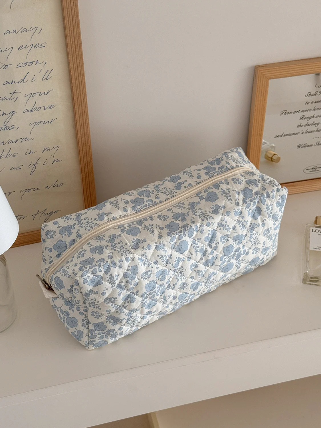YT Simple Floral Quilted Makeup Bag Multifunctional Quilted Storage Bag for Home and Travel Gentle Large Capacity Portable Layer