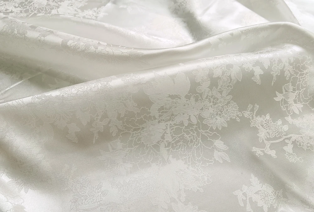 1 Meter x 1,48 Meter eleganter, naturweißer Jacquard-Satin-Stoff aus weichem Polyester für Schal, Kimono, Futter – Detail 6