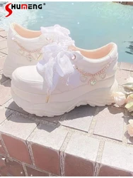 Styl japoński słodkie kochające serce Sneaker damskie Lolita casualowe urocze Rhinestone perły na wysokim obcasie grube buty na platformie damskie