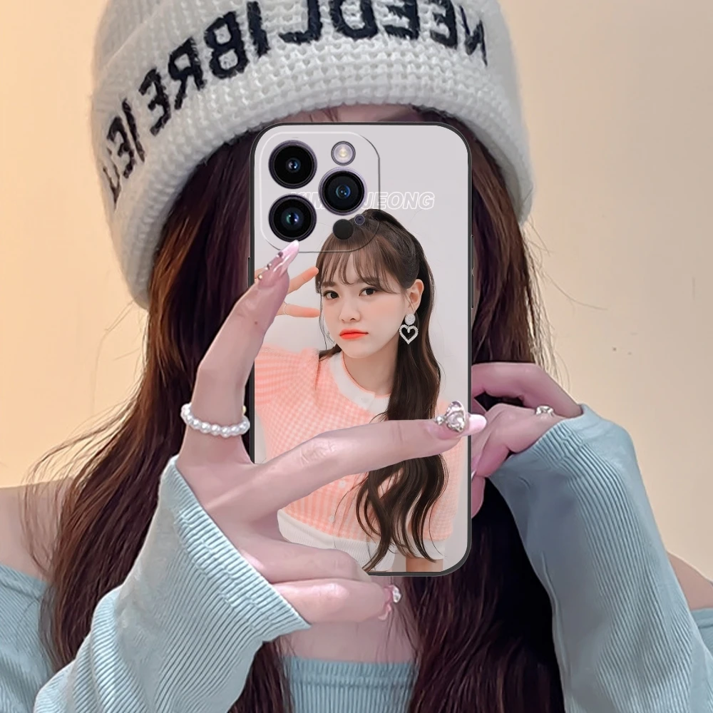 Cute Kim SeJeong Mobile Cell Phone Case for iPhone 15 14 13 12 11 X XR XS 8 7 Pro Max Plus Mini Black Soft Phone Cover Shell