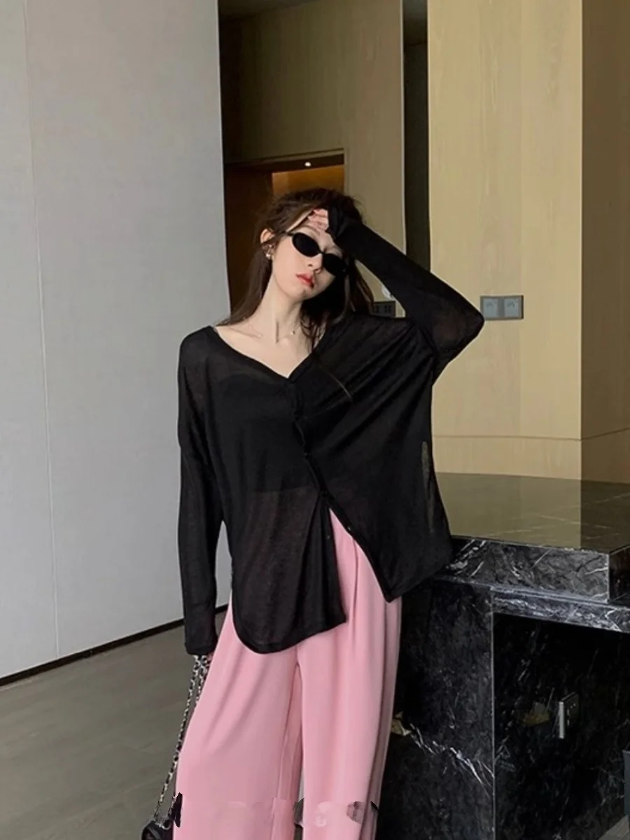 قميص نسائي صيفي فضفاض بأكمام طويلة وياقة على شكل V بلون سادة وتصميم عصري للحماية من الشمس