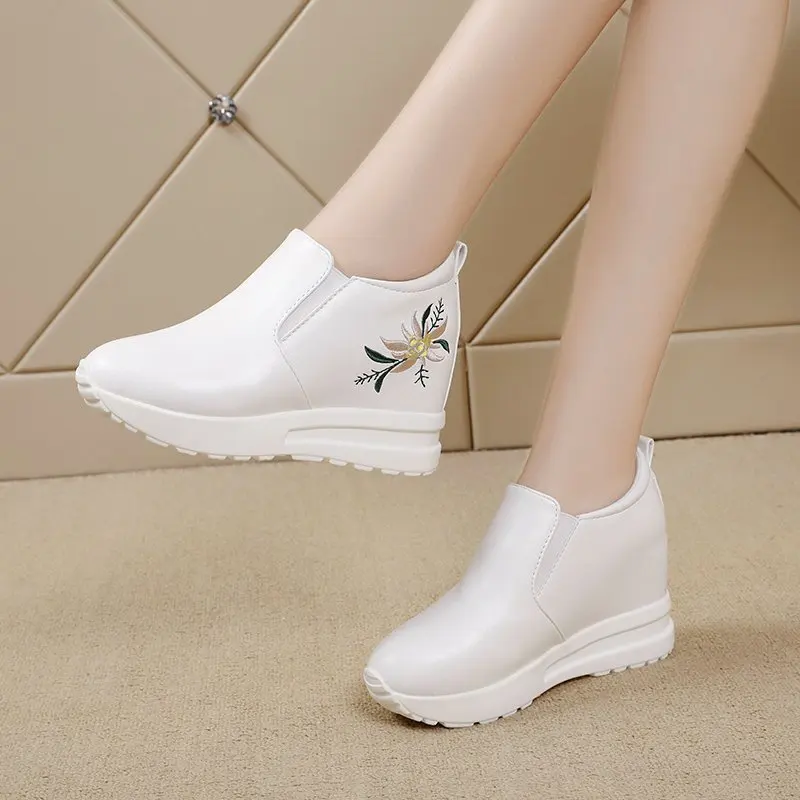 New High Heels Vulcanize Shoes Embroidered Casual Black Women Sneakers Leisure Platform Shoes Slip-On Breathable Height Tennis