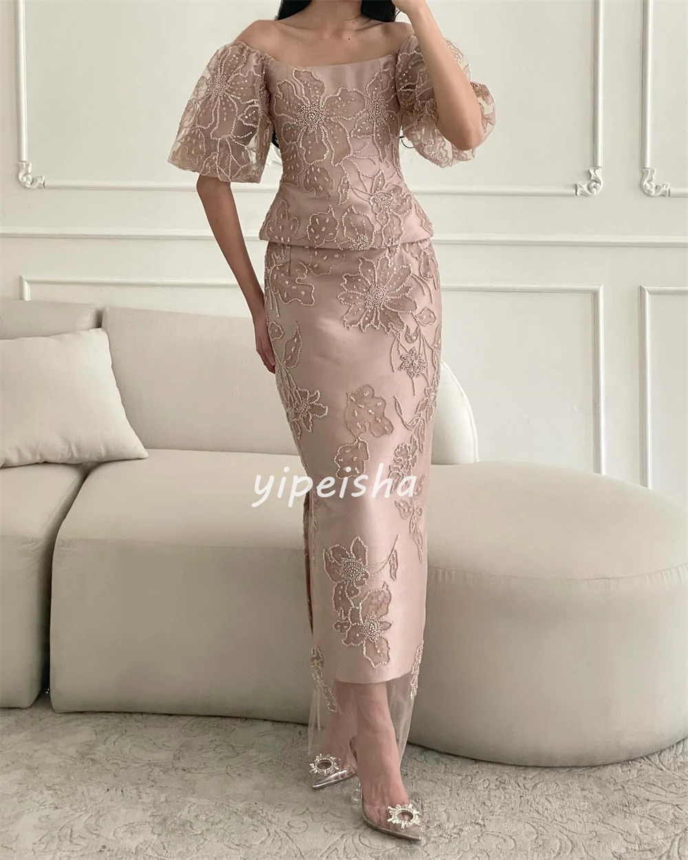 Maßgeschneiderte, elegante, modische, charmeusefarbene, mit Perlen besetzte, gerade, knöchellange Kleider mit hohem Kragen, maßgeschneiderte Kleider für besondere Anlässe