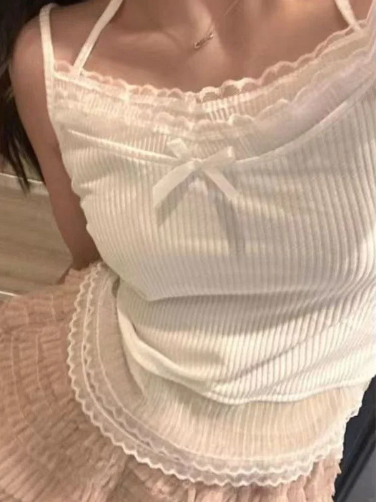 تي شيرت نسائي صيفي جديد مُزين بالدانتيل الأبيض على الموضة الكورية مثير برقبة رسن تي شيرت نسائي Harajuku ملابس الشارع الشهير قطع علوية قصيرة