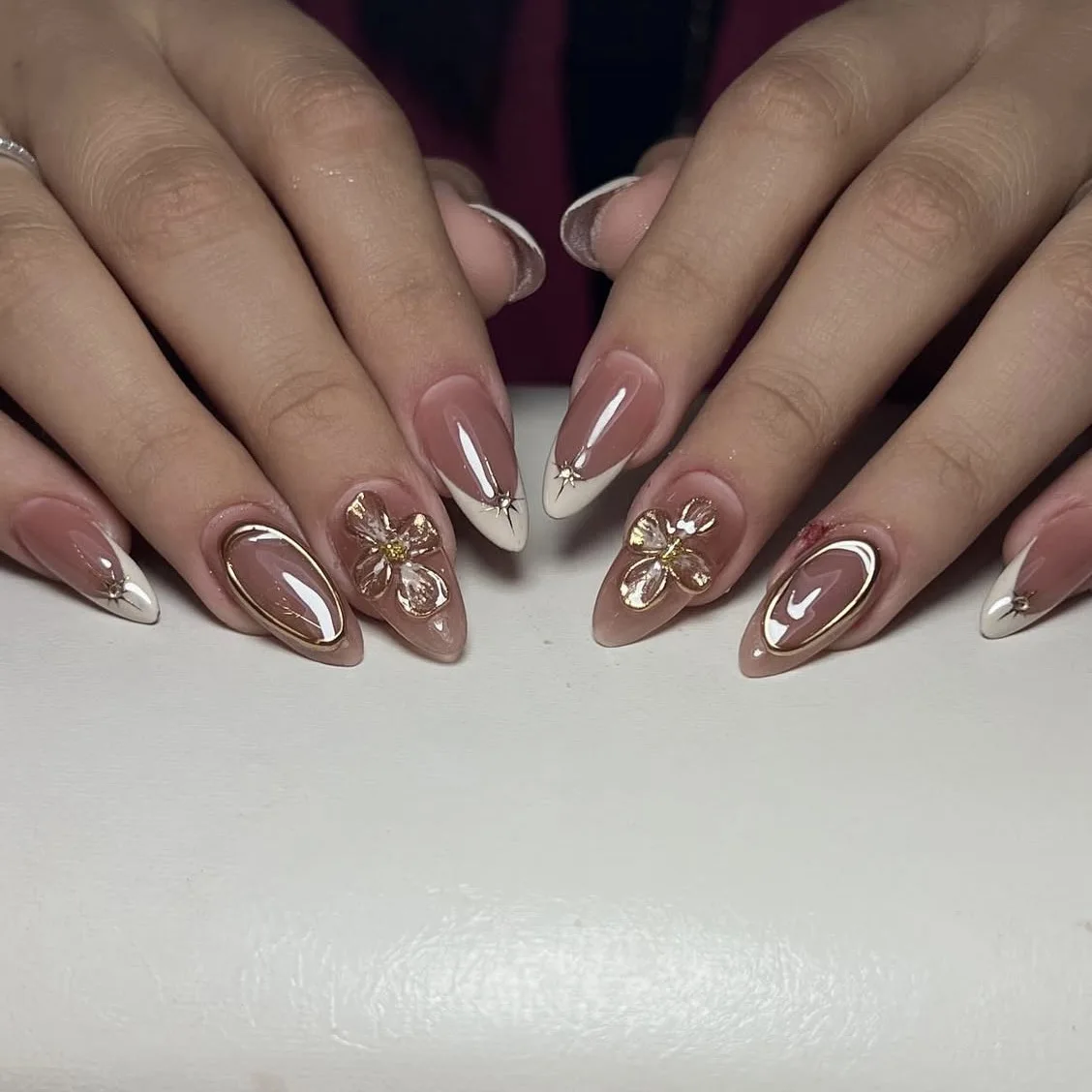 

30PCS 3D Gold Floral Star Details Fake Nails Nude Pink Almond Shape Press on Nails Elegant Luxury Daily Spicy Girls False Nails